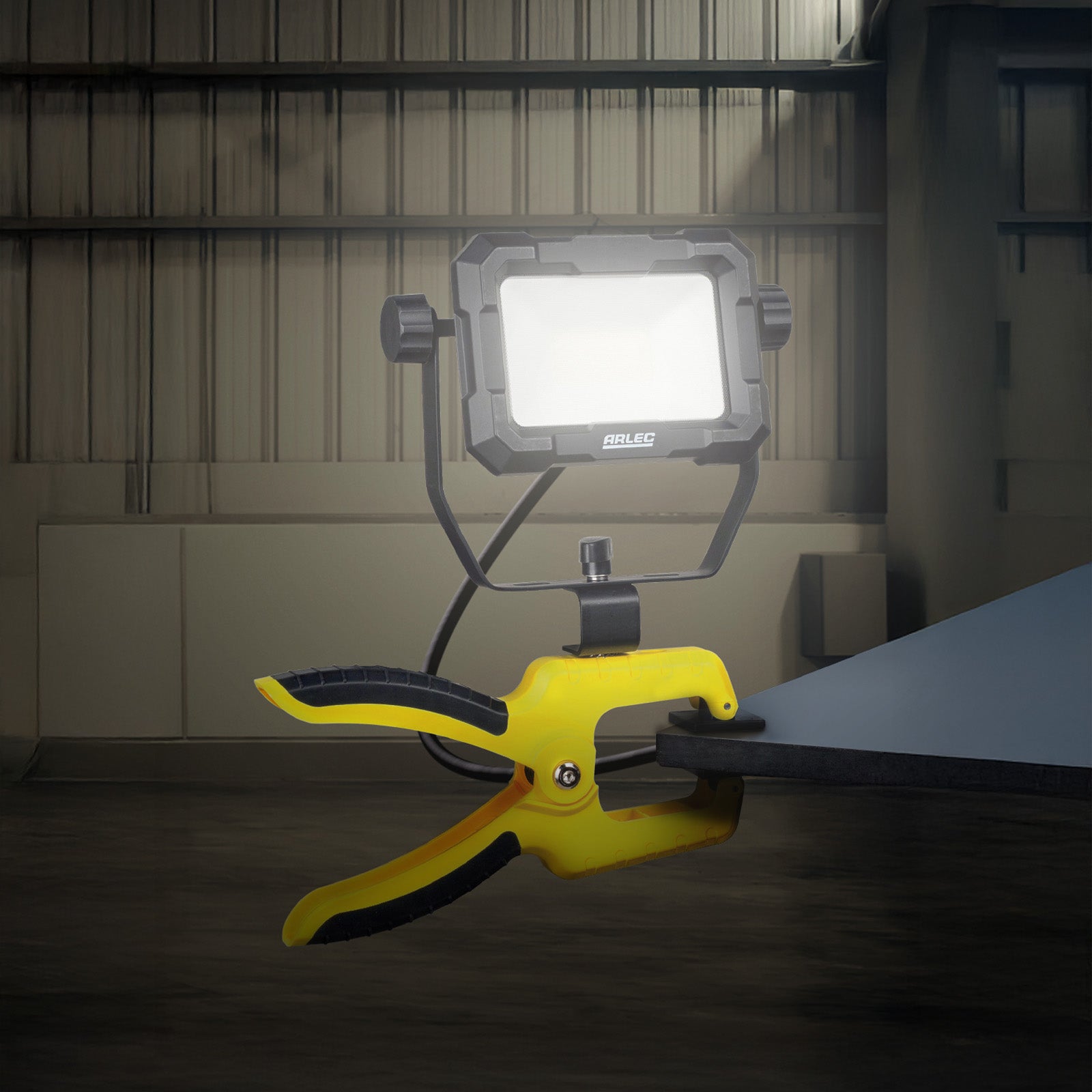 20W LED clamp work light with 1600 lumens, daylight white, IP65 weatherproof