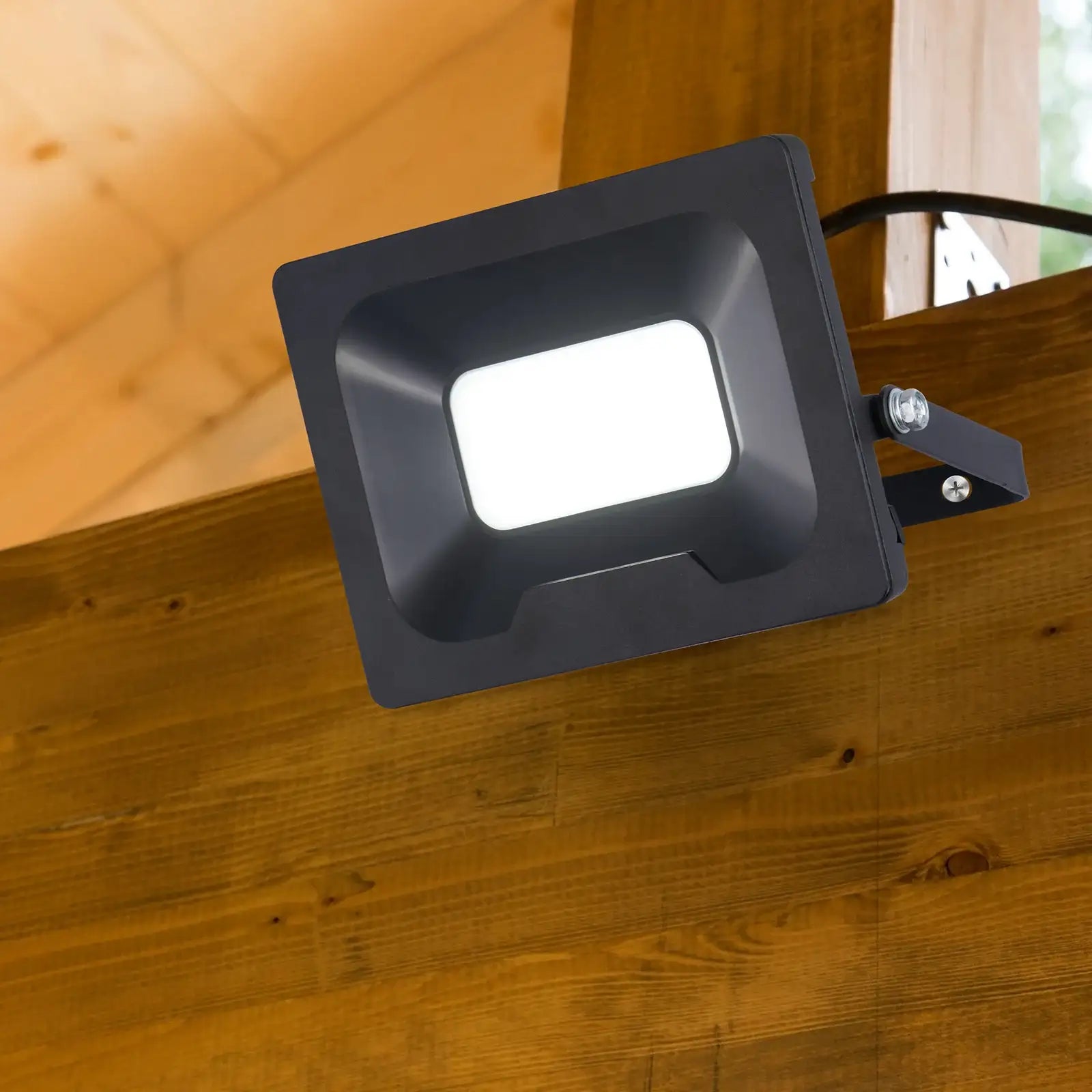 Arlec 30W LED DIY security floodlight – bright outdoor lighting with IP65 aluminium build and 100° beam angle