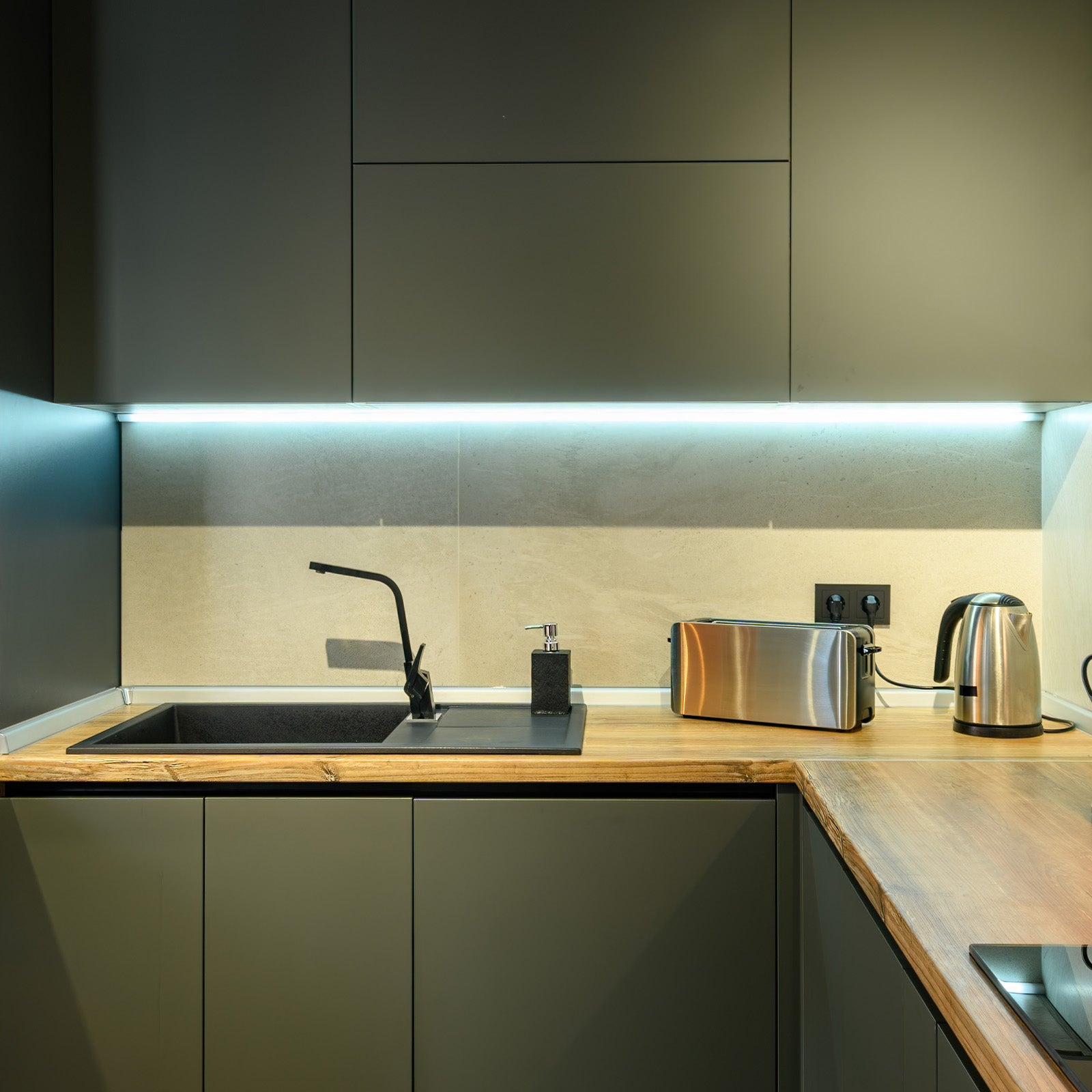 Arlec 5m CCT LED strip light, weatherproof IP65 strip with tri-colour lighting, home accent LED