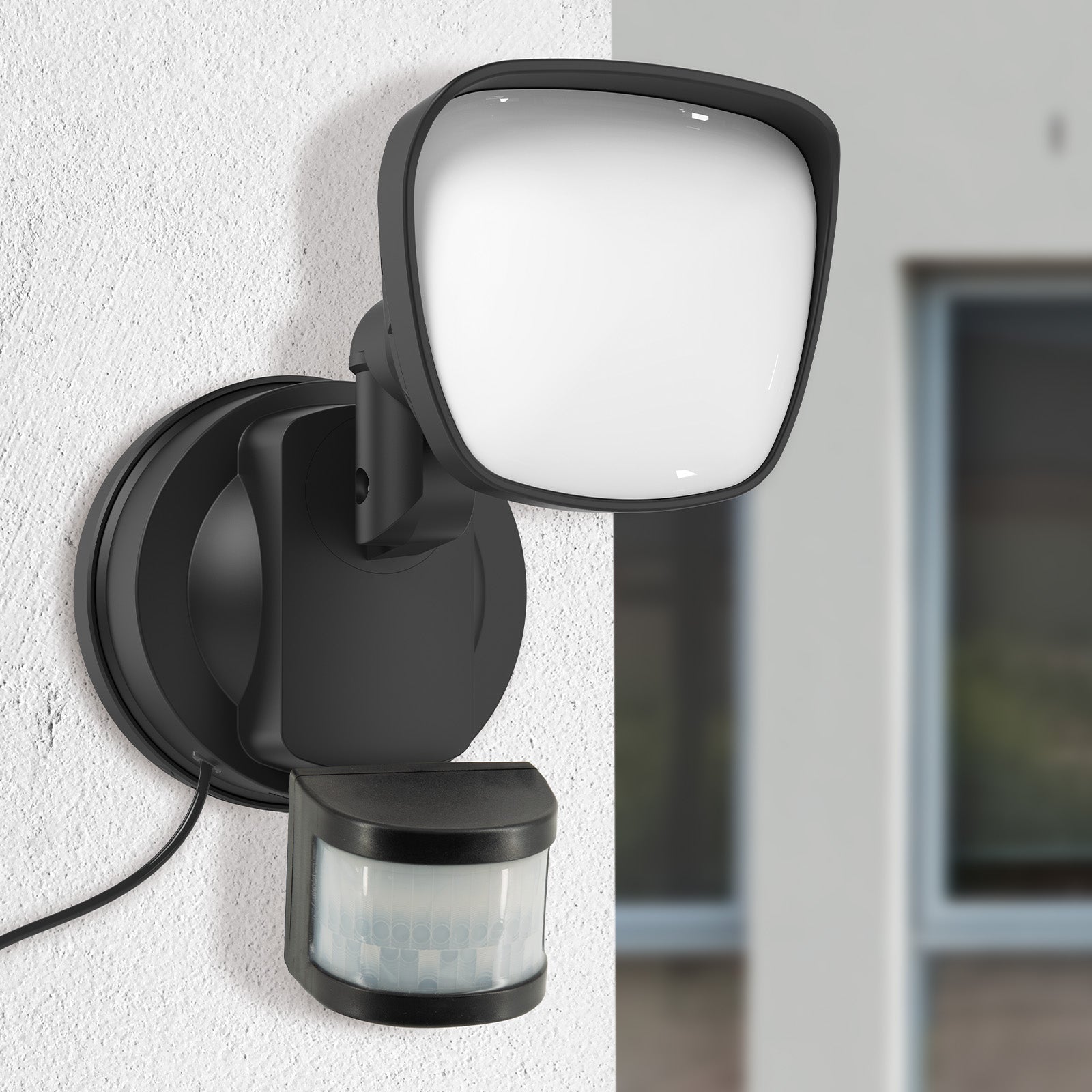 Arlec Surnia 500 lumen black solar hybrid floodlight – motion sensor outdoor light with 10m detection and IP44 rating