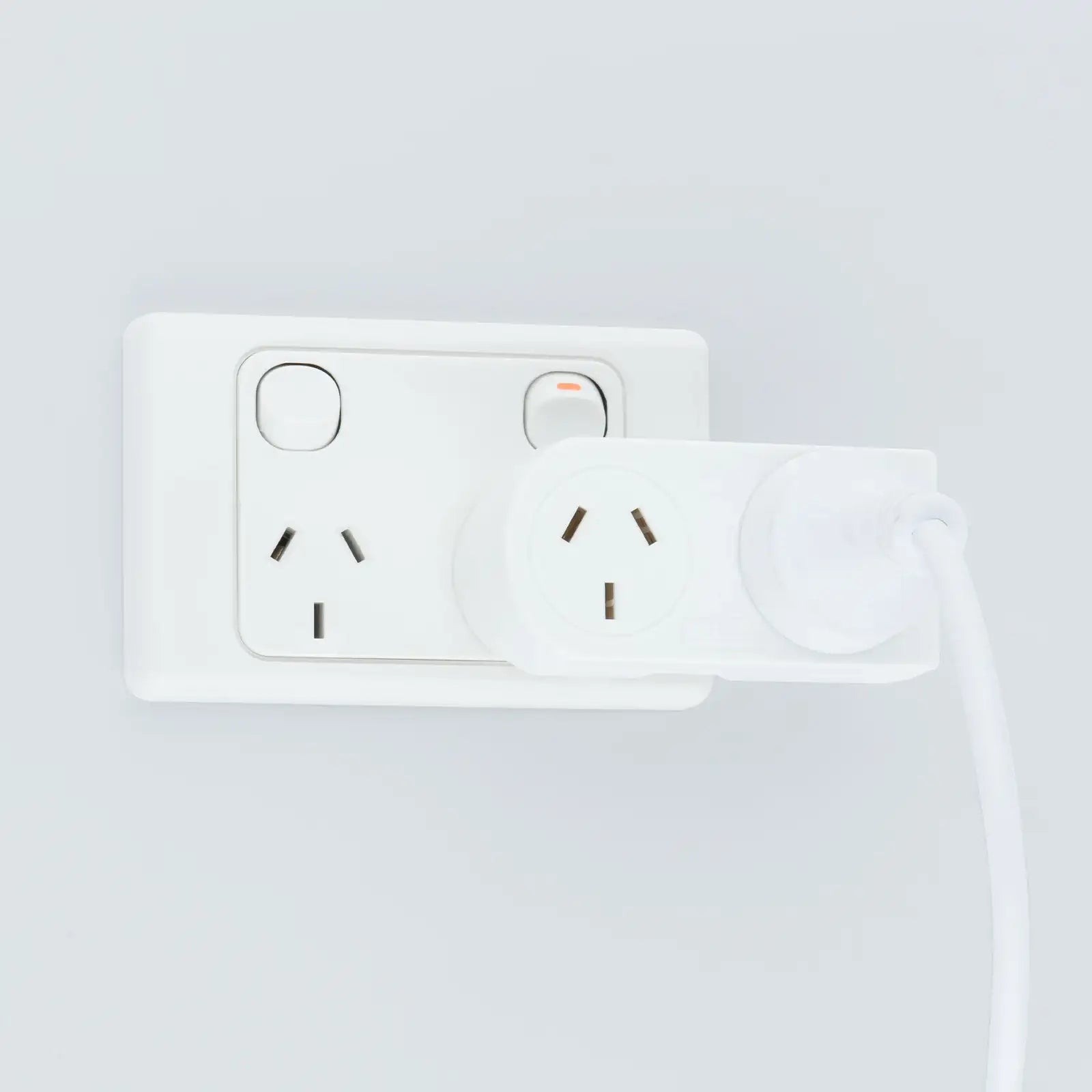 Right angle wall adaptor for tight spaces – Arlec side mount plug