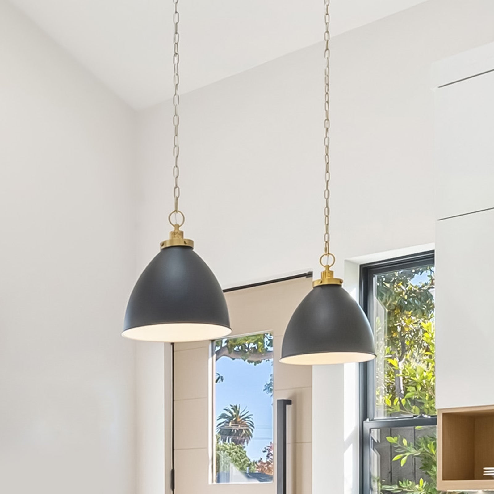 R80 smart LED globe with CCT colour modes, Wi-Fi control, Grid Connect app, and voice assistant compatibility