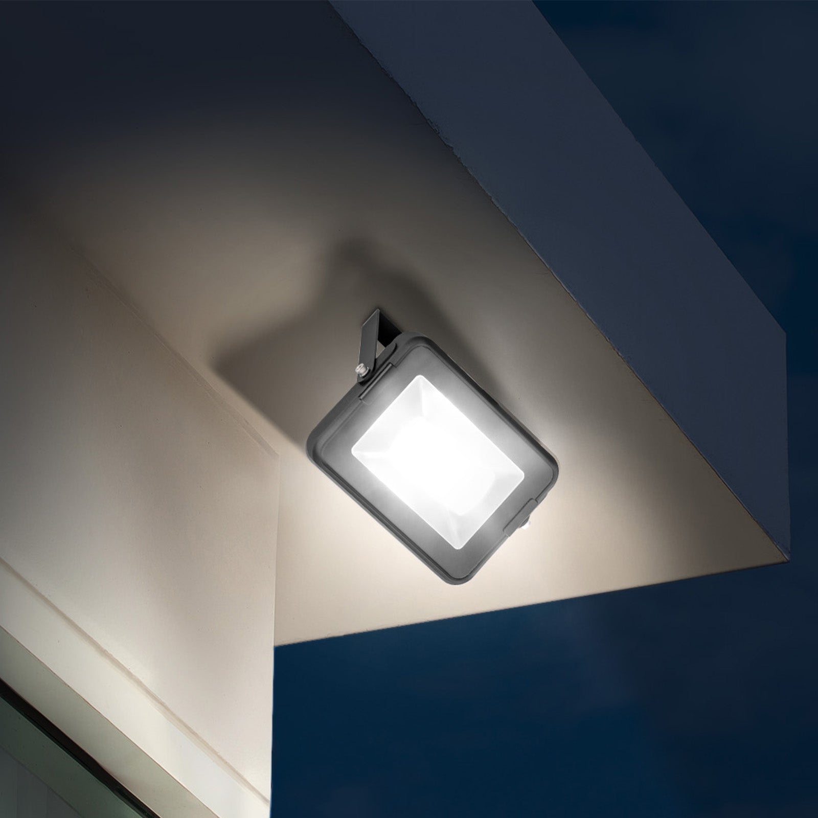 Arlec 15W LED smart floodlight – Grid Connect security lighting system