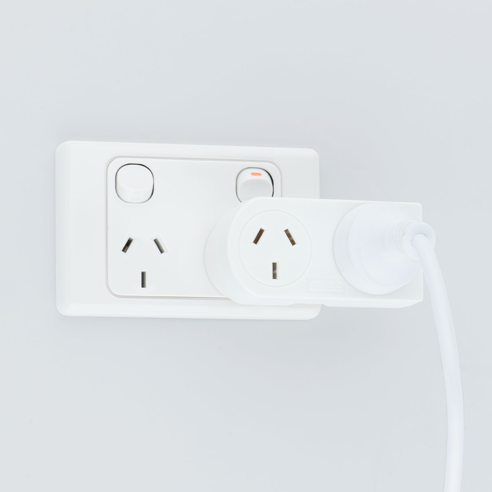 Right angle wall adaptor for tight spaces – Arlec side mount plug