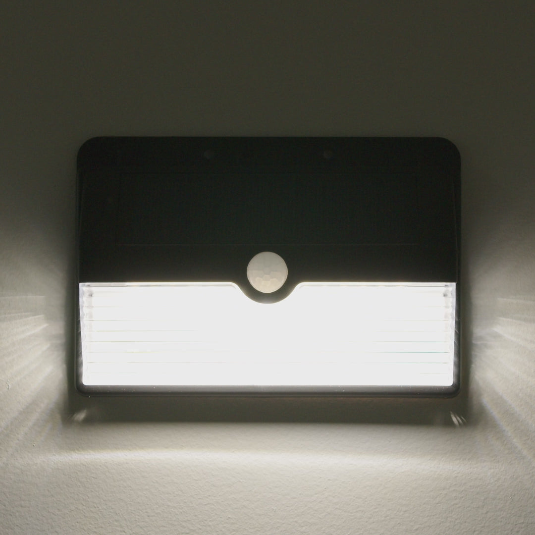 Arlec 200 lumen solar sensor floodlight – outdoor motion-activated garden light with 6m detection and IP44 rating